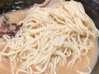 とんこつらーめん俺式 純 東京駅店@東京ラーメンストリート(東京都千代田区) 朝ラーメン ラーメン 半ライス 生玉子 ストレート細麺