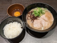 とんこつらーめん俺式 純 東京駅店@東京ラーメンストリート(東京都千代田区) 朝ラーメン(ラーメン・半ライス・生玉子)