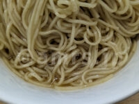 煮干鰮らーめん 圓＠東京都八王子市 濃口煮干鰮らーめん 和え玉 麺とスープ