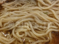 かね田@ラーメン激戦区 東京・丸の内(東京都千代田区) 煮干し醤油らーめん ちぢれ気味中太麺