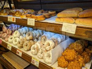 ブーランジェリー ラ・テール 京葉ストリ－ト店 グランスタ東京 東京都千代田区 パン棚 棚に並ぶパン