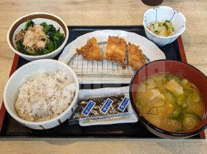 かつ庵 八王子楢原店 東京都八王子市 かつ庵の朝ごはん ささみかつ朝食 麦飯少なめ とん汁 ほうれん草のおひたし