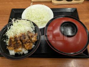 かつや 秋葉原店 東京都千代田区 ミニソースカツ丼セット とん汁大変更