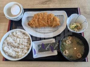 かつ庵 八王子楢原店 東京都八王子市 朝食 ロースかつ朝食 麦飯 みそ汁 生たまご