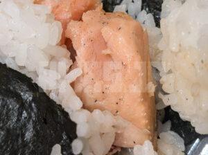 ほんのり屋 東京本店 東京都千代田区 おにぎり 炙り鮭むすび 牛タン青唐味噌むすび 味噌汁 炙り鮭むすび中身