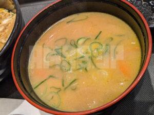 玉子丼 豚汁 松のや 朝食 朝ごはん 豚汁アップ