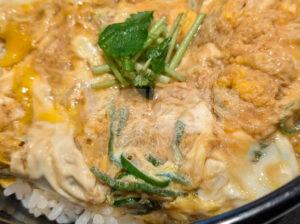 玉子丼 豚汁 松のや 朝食 朝ごはん 玉子丼アップ