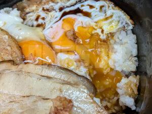 豚大学 新橋校舎 ニュー新橋ビル 東京都港区 焼豚玉子飯(みそ汁付) 目玉焼きを割ってTKG