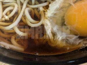 六文そば 金杉橋店 東京都港区 天玉そば 透明度ある汁