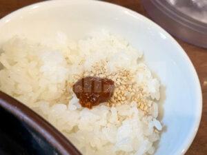 横浜家系 まるに家 東京都八王子市 らーめん(並)ミニライス 豆板醤 ごま