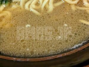 横浜家系 まるに家 東京都八王子市 らーめん(並)スープ