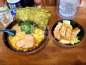 横浜家系 まるに家 らーめん（並）・キャベチャー