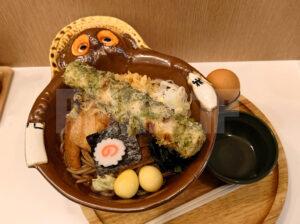 たぬきは飲み物。冷やしたぬきそば（M） ちくわ磯辺揚げ ブランド生卵