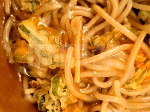 たぬきは飲み物。冷やしたぬきそば（M） 特製天カス ブランド生卵 蕎麦投入