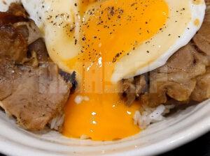 松屋 西八王子店 今治焼豚玉子飯 半熟目玉焼き