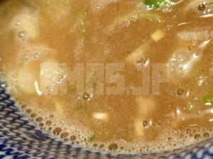 六厘舎＠東京ラーメンストリート 特製朝つけめん 並盛 スープ ネギかき分けバージョン