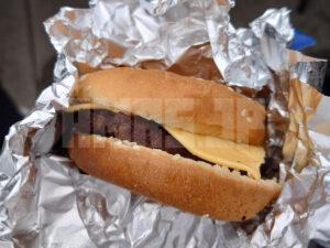 横田基地日米友好祭2025 外人バーガー チーズバーガー アップ