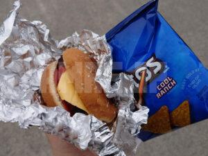 横田基地日米友好祭2025 外人バーガー チーズバーガー