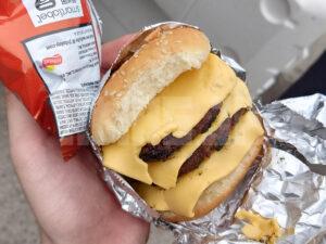 横田基地日米友好祭2025 外人バーガー GAIJIN BURGER（トリプルチーズバーガー）