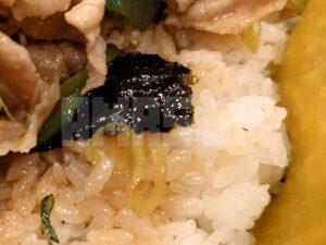伝説のすた丼屋 八王子店 すた丼 元祖盛り 肉の下の海苔とたくわん