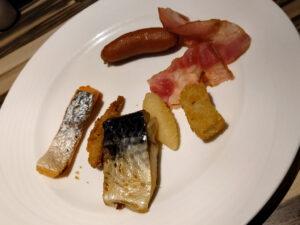 ANAクラウンプラザホテル広島 オールデイダイニング フリュティエ ブレックファスト ビュッフェ ベーコン・ソーセージ ハッシュポテト 鯖塩焼き 小魚フライ 焼き鮭