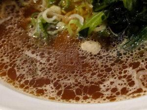 威風 -IFU- 秋葉原店 ベーコンエッグ醤油らーめん朝食 醤油らーめん スープ 