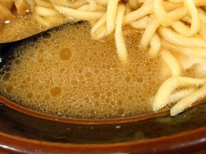 横浜家系 まるに家 特製らーめん（並） スープ