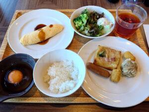 龍宮城ホテル三日月 富士見亭 バイキングレストランさくら オムレツ デミグラスソース掛け・サラダ・アップルルイボスティー・生玉子・ごはん・ハッシュドポテト・パイ・海鮮シュウマイ・ウインナー