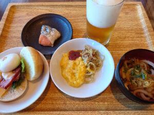 龍宮城ホテル三日月 富士見亭 バイキングレストランさくら エッグベネディクト・焼き鮭・スクランブルエッグ・台湾焼きそば・ノンアルコールビール・うどん