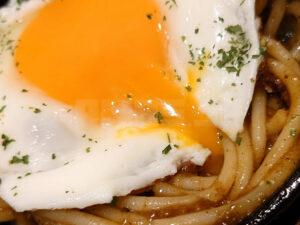 ほていちゃん 立川南口店 目玉焼きカレーパスタ 黄身割り