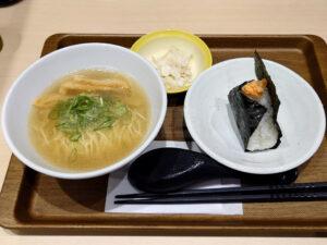 松太郎 新宿小滝橋通り店 塩半ラーメンと鮭おにぎり