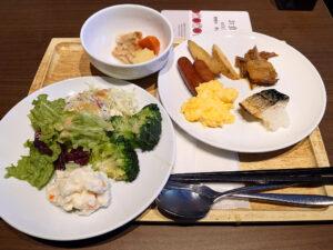 三井ガーデンホテル京橋 カフェ THE LOUNGE サラダ・肉じゃが・ソーセージ・ポテト・豚肉のとろとろ煮・スクランブルエッグ・塩サバ焼き