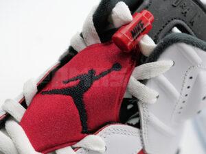 AIR JORDAN 6 RETRO Carmine Point3 タンのNIKEロゴとストッパーのJUMPMANロゴ