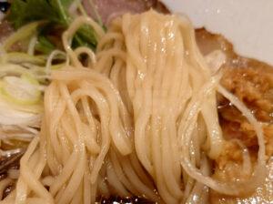 麺 銀座おのでら 東銀座店 醤油ラーメン 平打ち気味ちぢれ中細麺