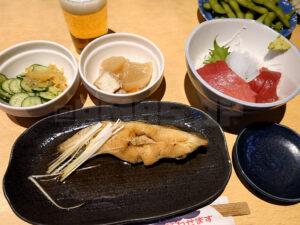 そば処 朝日屋 先出し さしみ 煮魚 など