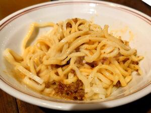 ニュー新橋ビル 焼き小籠包マニア 汁なし坦々麺 混ぜる