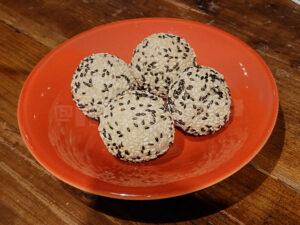 ニュー新橋ビル 焼き小籠包マニア 黒胡麻団子⁡