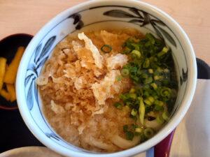 久兵衛屋 青梅新町店 かき揚げ朝食 かけうどん 揚げ玉 ネギ入り