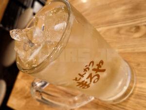 汐留シティセンタービル 立呑みとんかつ まるや 汐留店 メガ碧Ao海薫るハイボール 濃いめ