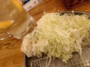 汐留シティセンタービル 立呑みとんかつ まるや 汐留店 晩酌セット ポテトサラダ・お通しキャベツ