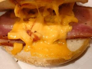 グランスタ東京 スターバックスコーヒー グランスタ東京B1店 ベーコンエッグチーズ ベーグルサンド 中身