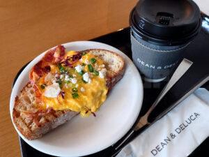 DEAN & DELUCA カフェ 丸の内 モーニング スクランブルエッグトースト・ハウスブレンドコーヒー