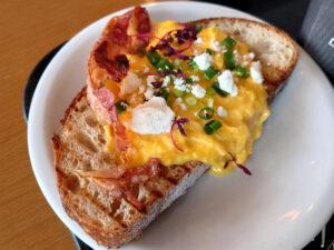 DEAN & DELUCA カフェ 丸の内 モーニング スクランブルエッグトースト