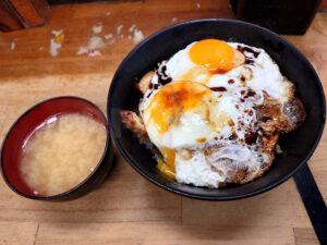 ニュー新橋ビル 豚大学 新橋校舎 焼豚玉子飯 みそ汁付