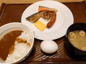 スマイルホテル東京日本橋 ガスト 茅場町駅前店 ビュッフェ 焼き鯖・焼き鮭・ハンバーグ・だし巻き玉子・ソーセージ・カレーライス・みそ汁・温玉