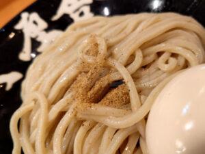 東京ラーメンストリート 六厘舎 魚粉 黒七味掛け