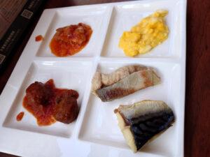 ロイヤルホスト 八丁堀店 チキンのバスク風トマト煮込み、スクランブルエッグ、ミートボールのトマトソース、焼き鮭、焼きサバ